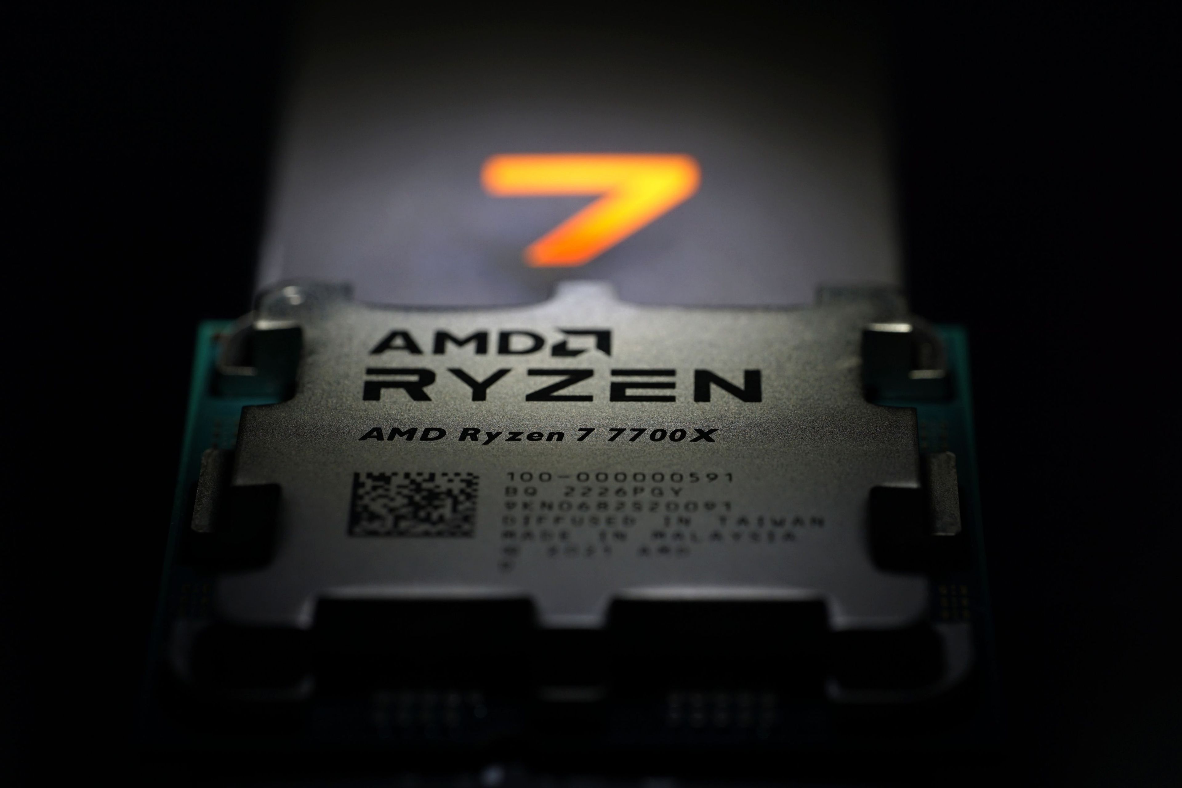 Ryzen 7 7800X3D (Simulated) vs Core i7 13700K - Test in 10 Games 