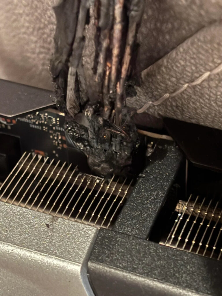 Ohořelý kabel 12V-2x6 způsobením selhání konektoru Nvidia GeForce RTX 5090 (Autor: nmp14fayl, Reddit)