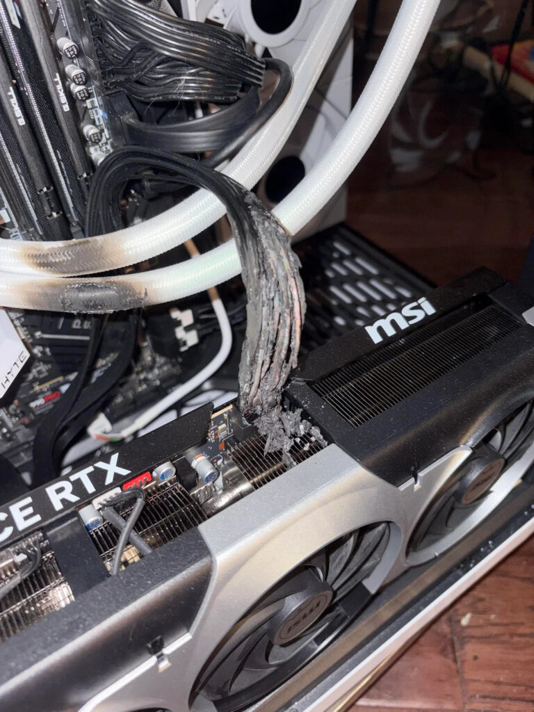 Ohořelý kabel 12V-2x6 způsobením selhání konektoru Nvidia GeForce RTX 5090 (Autor: nmp14fayl, Reddit)