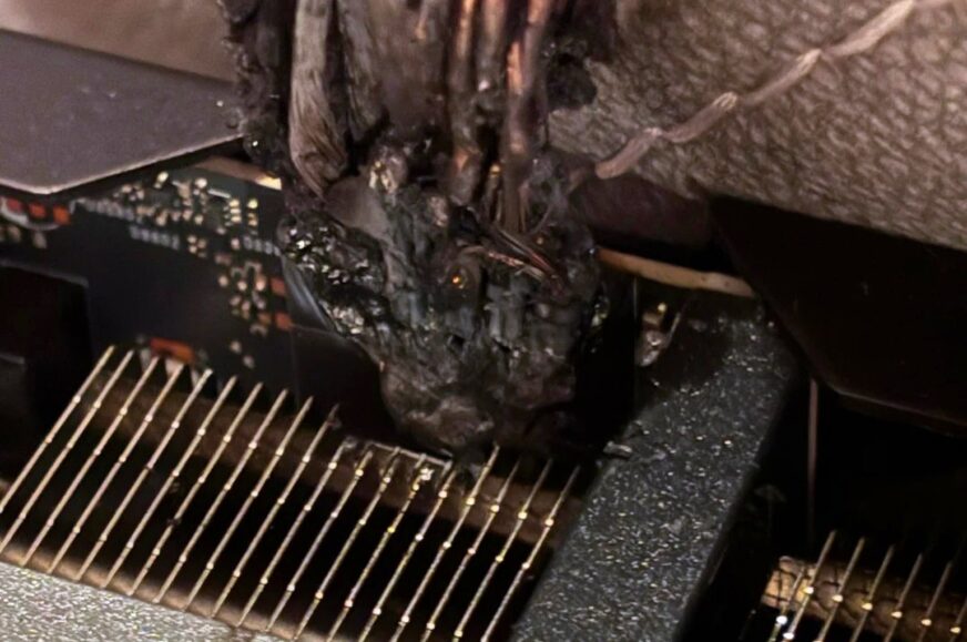 Ohořelý kabel 12V-2x6 způsobením selhání konektoru Nvidia GeForce RTX 5090 (Autor: nmp14fayl, Reddit)