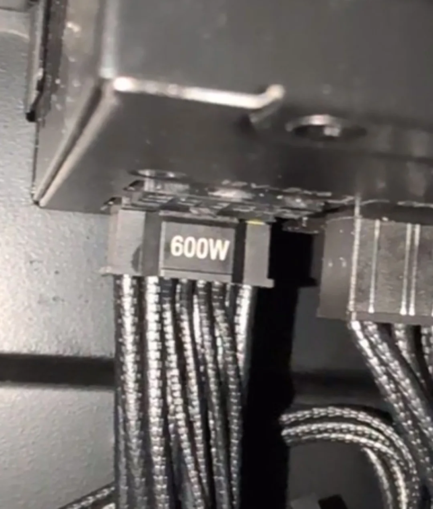 Samovolně vysunutý napájecí kabel kabel 12V-2x6 na straně u zdroje (Autor: SnooPaintings7769, Reddit)