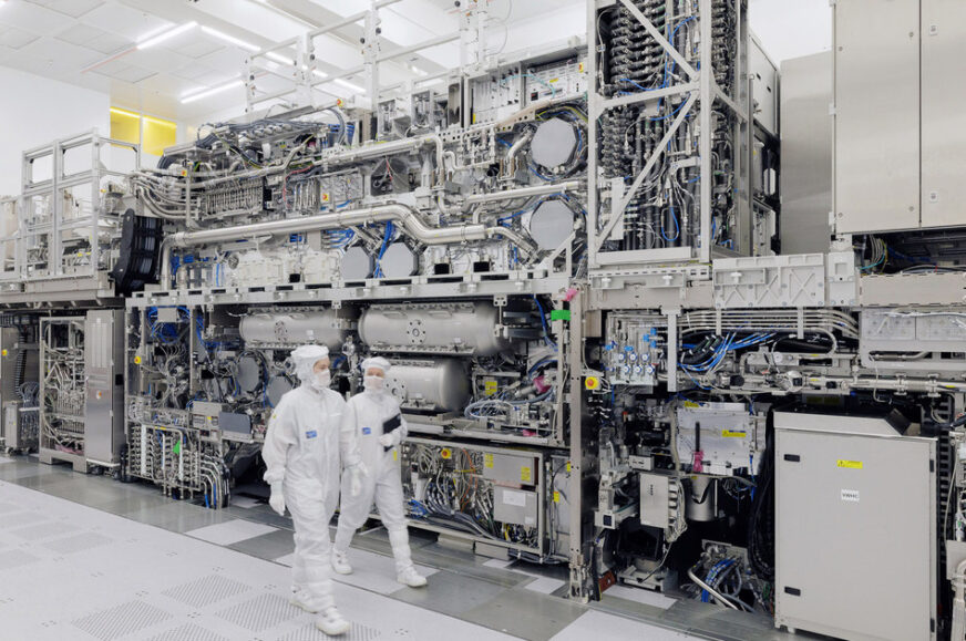 Stroj na výrobu čipů od ASML (Zdroj: ASML)