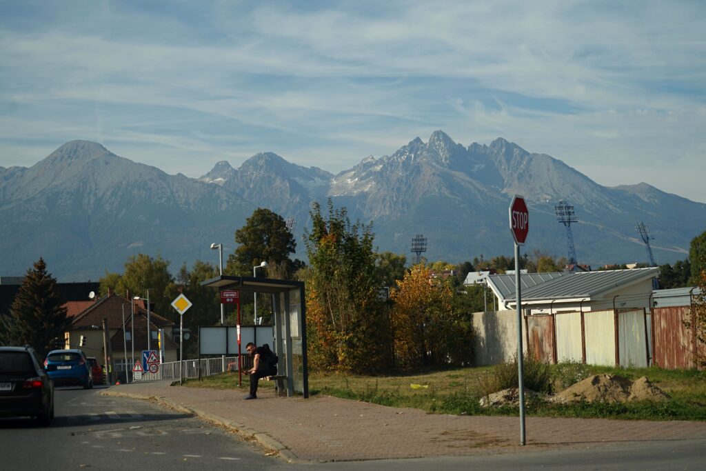 Priamo spred vchoda školy je takýto výhľad na Vysoké Tatry